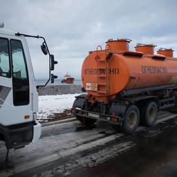 К 30 ноября с танкера было откачано 24 кубометра топлива – один бензовоз. Фото пресс-службы правительства Сахалинской области