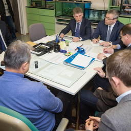 Глава Сахалинской области Олег Кожемяко обсудил с представителями крупных и средних рыбопромышленных предприятий ситуацию с ценами на продукцию. Фото пресс-службы правительства региона