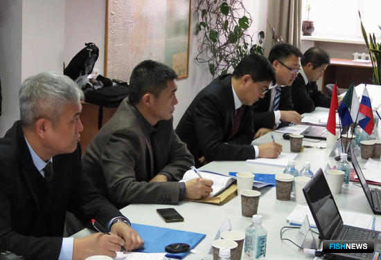 Китайская делегация на заседании рабочей комиссии по управлению рыбным промыслом в пограничных водах рек Амур и Уссури. Фото Амурского ТУ Росрыболовства