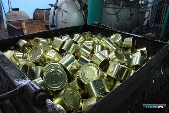 За две недели работы Рыбокомбинат «Островной» выпустил более 500 тыс. банок сайровых консервов. Фото пресс-службы ООО «Курильский универсальный комплекс»