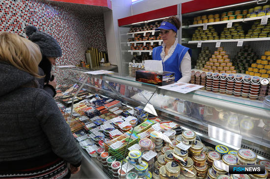 В магазинах представлена охлажденная, мороженая, консервированная и деликатесная продукция. Фото пресс-службы правительства Камчатского края