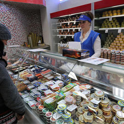 В магазинах представлена охлажденная, мороженая, консервированная и деликатесная продукция. Фото пресс-службы правительства Камчатского края