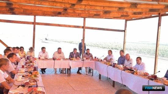 Председатель Правительства Дмитрий МЕДВЕДЕВ на встрече с работниками сельского хозяйства в Астраханской области. Фото пресс-службы кабмина