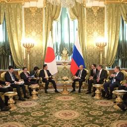Президент Владимир ПУТИН и премьер-министр Синдзо АБЭ провели переговоры в Москве. Фото пресс-службы главы государства