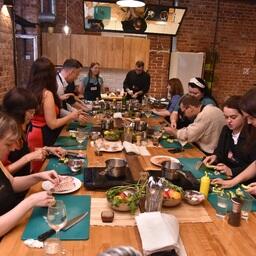 Сотрудники Fishnews, их близкие и друзья поучаствовали в мастер-классе Школы дальневосточной кухни