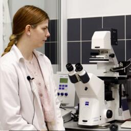 Магистрантка ДВФУ Айна ТУМАС разрабатывает способы повышения иммунитета ценных моллюсков. Фото пресс-службы университета