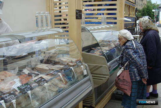 Торговля рыбопродукцией на «Рыбной неделе» в Санкт-Петербурге