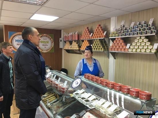 Зампред правительства Камчатки Владимир ИЛЮХИН посетил новый рыбный магазин в городе Елизово. Фото пресс-службы правительства края