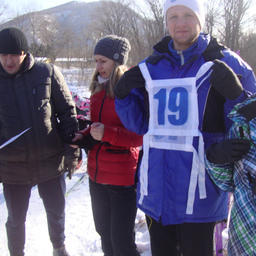 Главный судья соревнований Борис БУДАНЦЕВ (слева) напутствует лыжников «Дальрыбы». Рыбацкая лыжня-2017