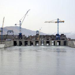 Водосбросная плотина Усть-Среднеканской ГЭС в 2011 г. Фото Сайга20К («Википедия»)
