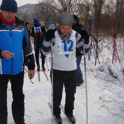 Павел ПЕНЬКОВСКИЙ (слева; представитель ПБТФ) четко хронометрирует всех спортсменов. «Рыбацкая лыжня – 2018»