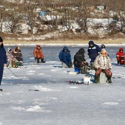 Теплая погода и непрочный лед не останавливают рыбаков. Фото пресс-службы ГУ МЧС по Приморскому краю