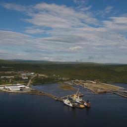 Вид на фабрику «Полярное море+» - именно рядом с ней планируется построить терминал «Ударник». Фото предоставлено группой «Норебо»