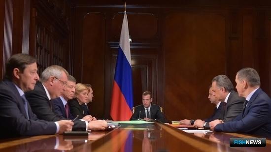 О подписании постановлений по инвестквотам премьер Дмитрий Медведев сообщил на совещании со своими заместителями 29 мая. Фото пресс-службы правительства