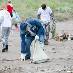 Более 500 сахалинцев провели экологический субботник на пляжах Невельска. Фото пресс-службы фонда «Родные острова»