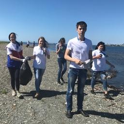 Команда «Родных островов» и участники молодежного форума «Новая земля - 2017» провели экологический субботник. Фото пресс-службы фонда