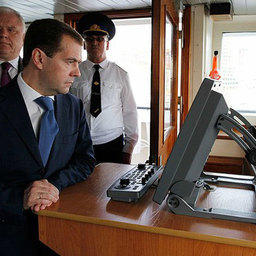 Президент Дмитрий МЕДВЕДЕВ на главном командном посту корабля «Командор» 