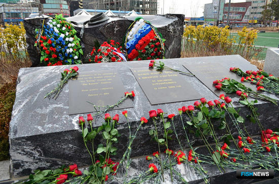 К памятнику возложили венки от российского посольства, Росрыболовства и экипажа «Паллады», а также цветы от русской школы в Сеуле и корейских гостей. Фото корреспондента ИТАР-ТАСС.
