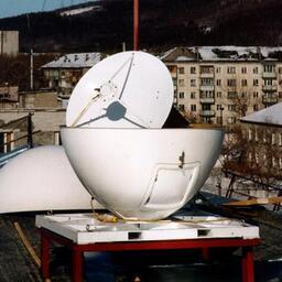 В Сахалинском НИИ рыбного хозяйства и океанографии в 1997 г. была установлена приемная спутниковая антенна для изучения термических условий Охотского моря и прилегающих акваторий. Фото пресс-службы СахНИРО