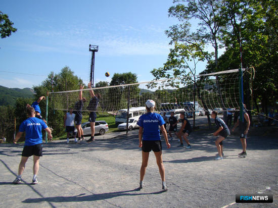 Волейболисты Дальрыбы и Дальневосточного мореходного училища в напряженной борьбе