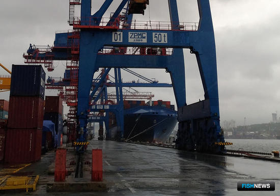 Разгрузка контейнеровоза во Владивостокском морском торговому порту