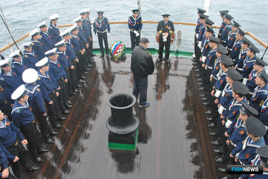Команда и практиканты «Паллады» почтили память моряков, погибших в Цусимском проливе. Фото информационно-аналитического отдела Дальрыбвтуза