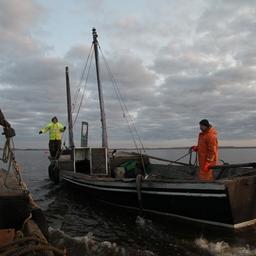 Рыбацкая лодка швартуется на озере Ильмень