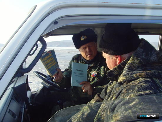Правила легальной рыбалки разъясняют на месте. Фото из личного архива Виктора Казимирова