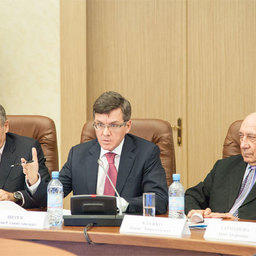 Президент Ассоциации добытчиков минтая Герман ЗВЕРЕВ (в центре)