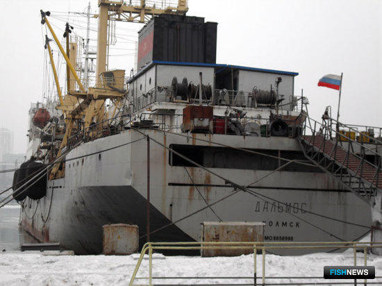Плавбаза «Дальмос» у причала 178-го судоремонтного завода во Владивостоке