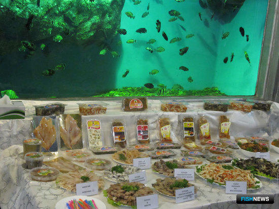Рыбная продукция была расположена на фоне аквариумов