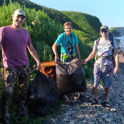 Участники «Живой тайги» очистили берег от опасного мусора