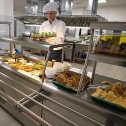 Пища готовится на современном кухонном оборудовании под контролем опытного повара. Фото пресс-службы областного правительства