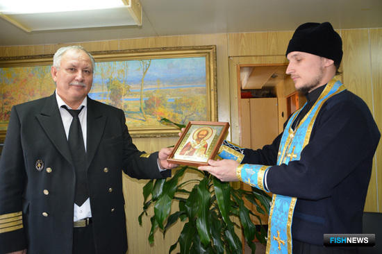 После молитвы капитану Сергею Кислову была подарена икона Николая Чудотворца – покровителя всех моряков и рыбаков
