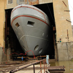Спуск судна снабжения на Амурском судостроительном заводе. Фото Владимира Ханова