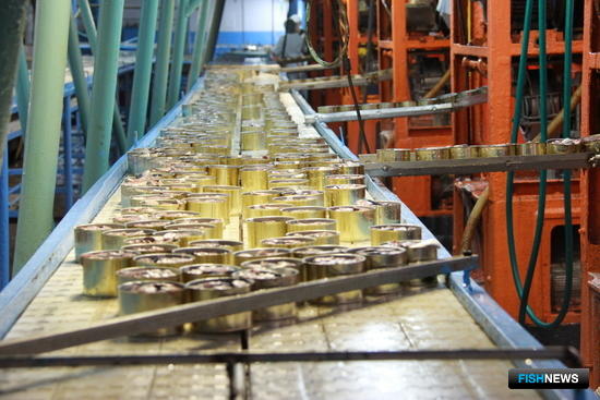 Производство консервов на рыбокомбинате «Островной» Фото пресс-службы компании