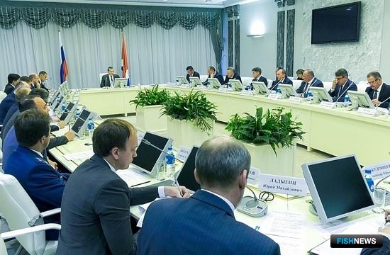 Вице-премьер – полномочный представитель президента на Дальнем Востоке Юрий ТРУТНЕВ провел совещание по вопросам рыбной отрасли. Фото пресс-службы полпреда.