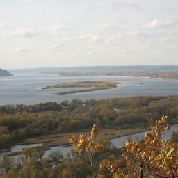Осенняя Волга у Жигулей. Фото Eternal Sledopyt («Википедия»)