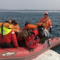 Рыбаков снимают с оторвавшейся льдины. Фото пресс-службы МЧС России