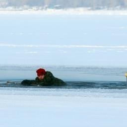 Провалившийся под лед рыбак. Фото пресс-службы ГУ МЧС России по Саратовской области