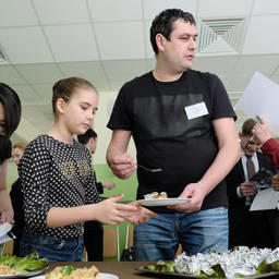 Для школьных столовых Сахалинской области выбирают новые блюда из минтая, добытого местными компаниями. Фото пресс-службы правительства региона