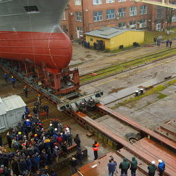 На заводе «Янтарь» в Калининграде спустили на воду рыбопромысловое судно, построенное для камчатского Колхоза имени Ленина. Фото пресс-службы правительства Камчатки