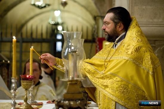 Божественная литургия в крипте базилики Николая Мирликийского. Фото Александра Кучерука.
