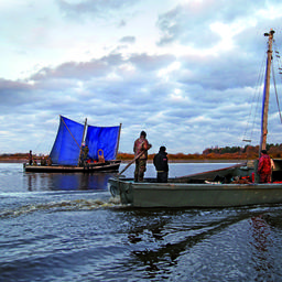 Соймы – одномачтовые суда, на которых столетия назад точно так же ходили по озеру предки нынешних новгородских рыбаков