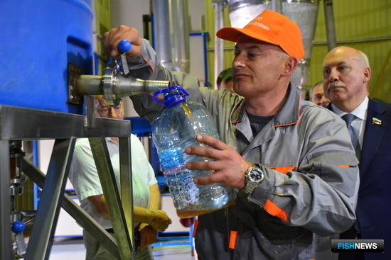 Главный инженер Михаил ГЕУТ демонстрирует производственный процесс. Фото – Алина САБИТОВА, РИА «Сахалин – Курилы»