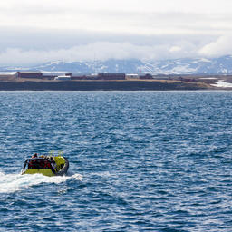 Спасательный катер движется к метеостанции на острове Медвежий в южной части архипелага. Фото Vetle Nilsen Malmberg