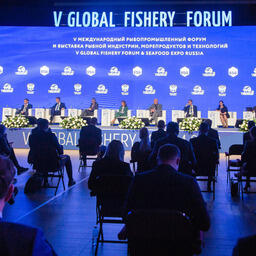 На пленарной сессии форума ежегодно выступают руководство рыбной отрасли, главы регионов, представители международных организаций, ключевых рыболовных держав
