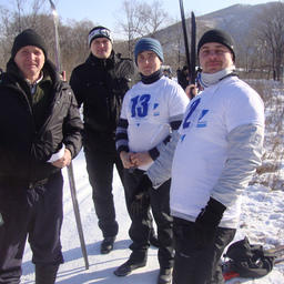Руководитель команды ТИНРО-Центра Павел КАЛЧУГИН (слева) дает последние наставления своим лыжникам. Рыбацкая лыжня-2017