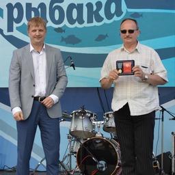 Вице-губернатор Сергей БОЧКАРЕВ вручил медаль руководителю краевого департамента рыбного хозяйства Сергею НАСТАВШЕВУ