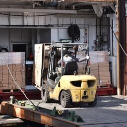 Выгрузка минтаевой продукции в порту Владивостока